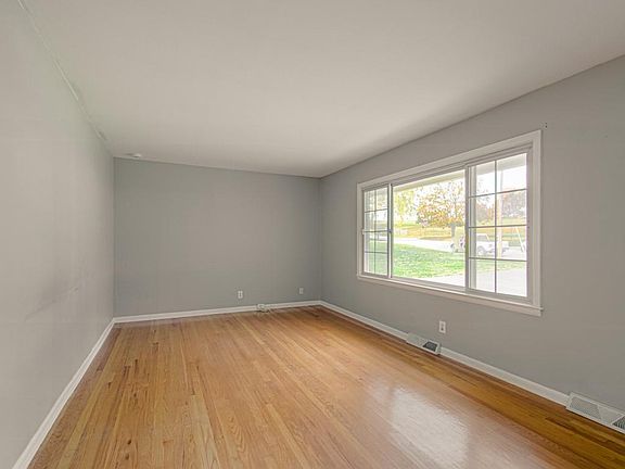 4th image of 4609 NE 43rd Ter