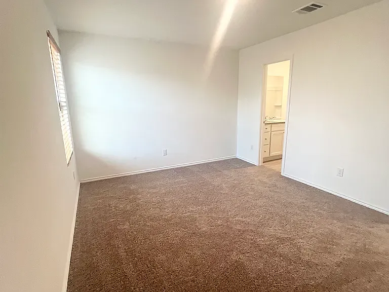 4 bed, 1627 sqft, $1,600 — Photo 2