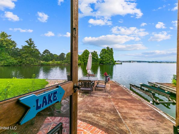 Lake Caroline In Madison Ms