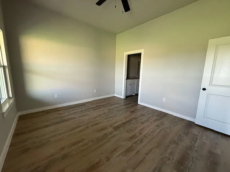 950 Minda St — Photo 14