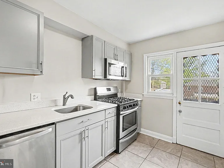 828 Saint Dunstans Rd — Photo 6