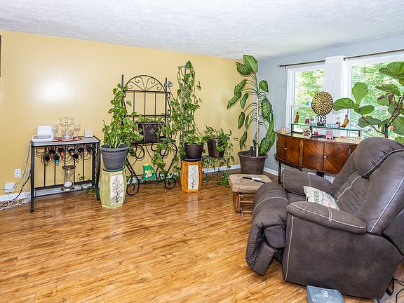 2nd image of 1647 Moores Ct