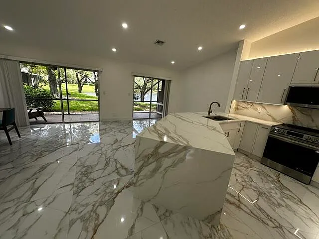 2173 Discovery Cir W — Photo 2