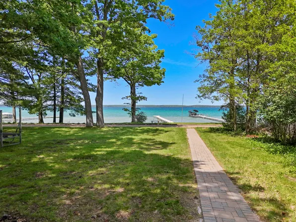 8877 Hillcrest Rd, Roscommon, MI 48653