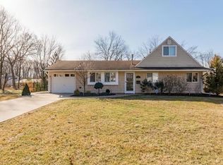 31 Woodbine Rd, Kendall Park, NJ 08824