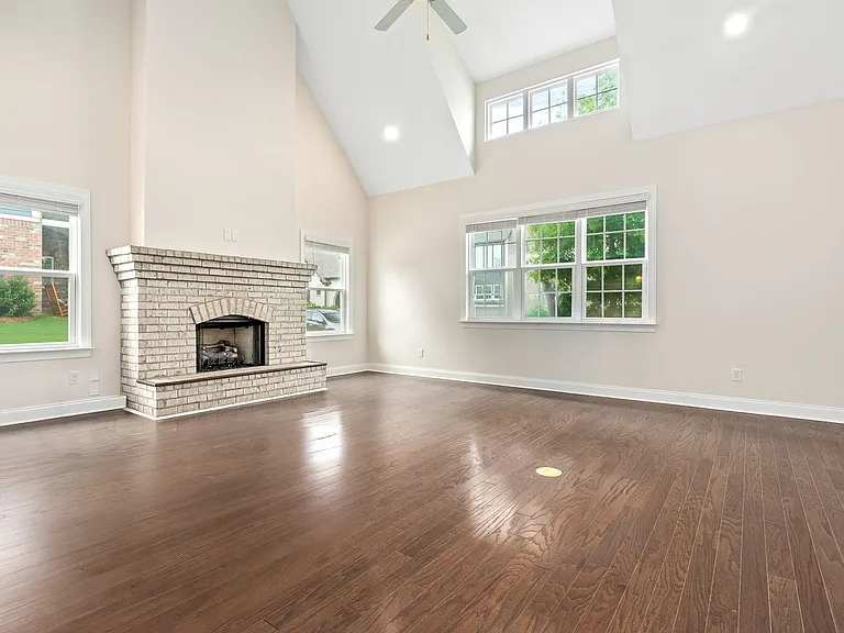 826 Clear Spring Dr — Photo 3