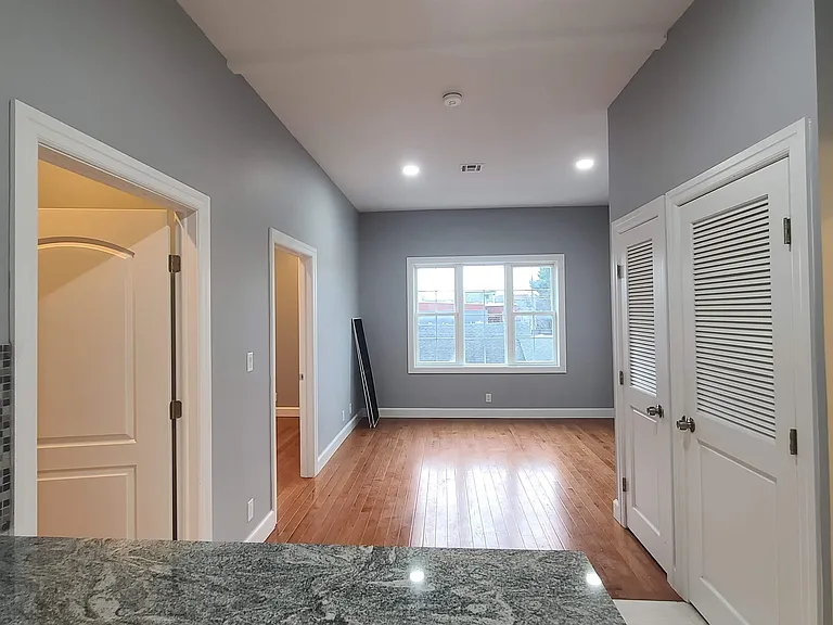 100 Griffith St #3R — Photo 8