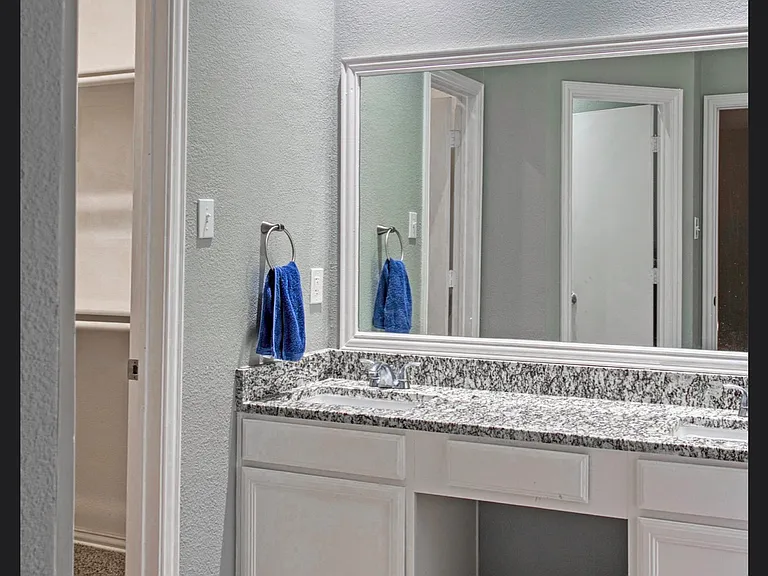 8423 Creekbluff Dr — Photo 7