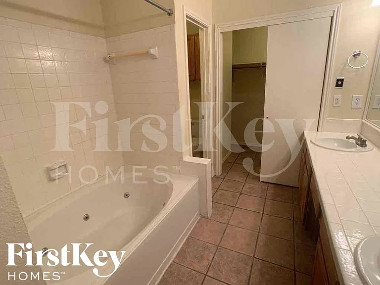 18614 Seaton Dr — Photo 12