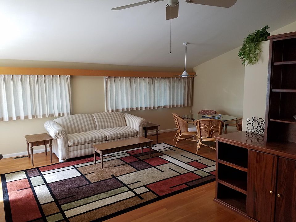 The furniture shown is from the last time I rented it 7 years ago. Now the unit is mostly unfurnished.
