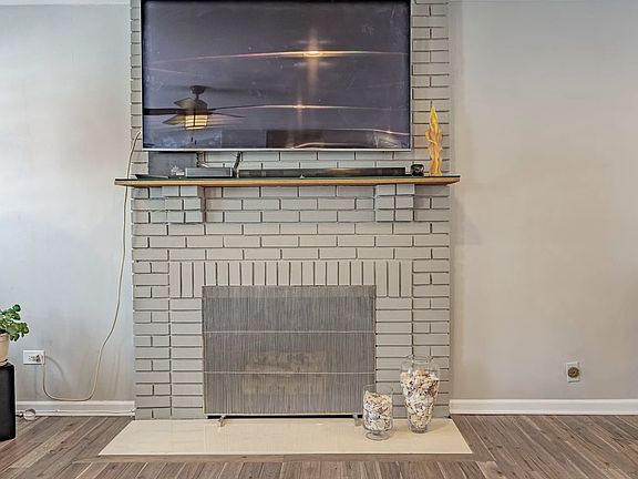 4th image of 904 S Summit St