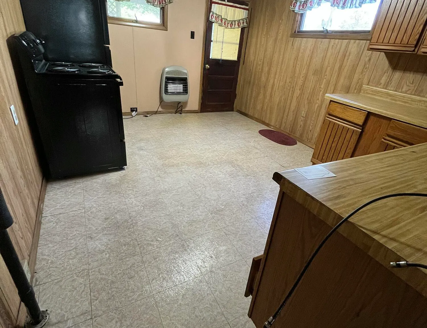 3 bed, 1.0 bath, 1005 sqft, $1,200 — Photo 3