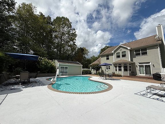 4th image of 8 White Oak Ln