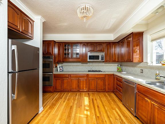 5th image of 412 Birch St