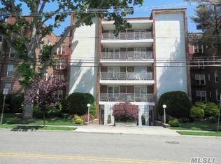 110 Brooklyn Ave, Freeport, NY 11520