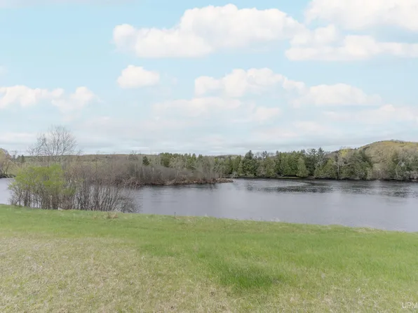 268 River Pointe Pkwy, Kingsford, MI 49802