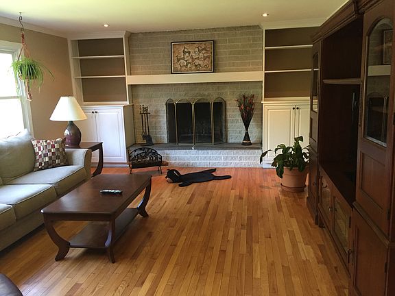 Living Room w/fireplace