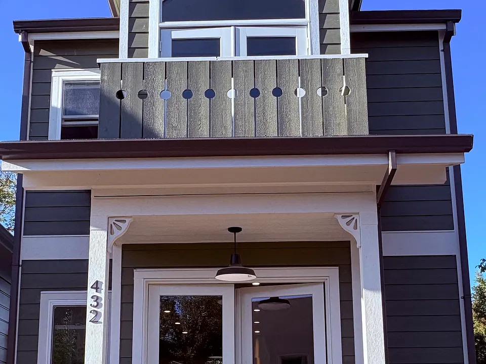 432 East St