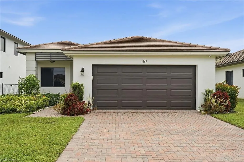 3 bed, 3.0 bath, 1903 sqft, $2,600 — Photo 2