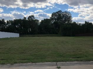 117 Shawnee Dr, Wood River, IL 62095