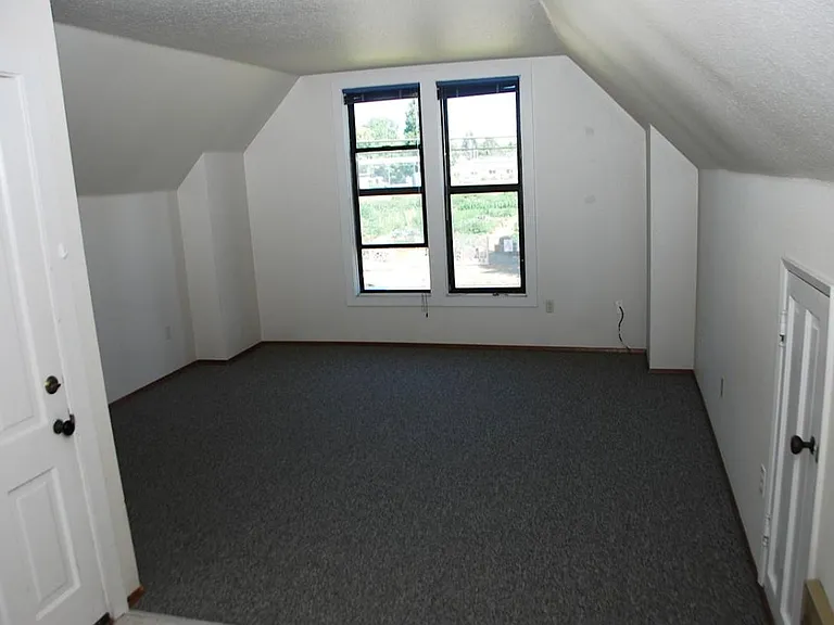 472 SE Walnut St — Photo 3