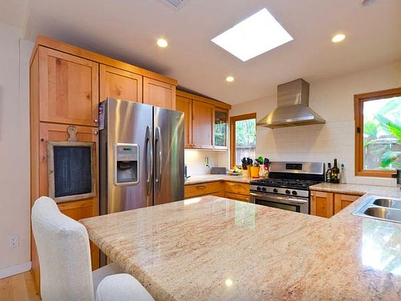 4th image of 1138 N Poinsettia Pl