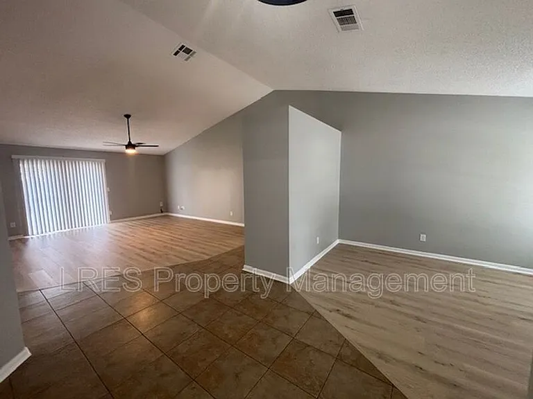 1004 Stout Ct — Photo 4