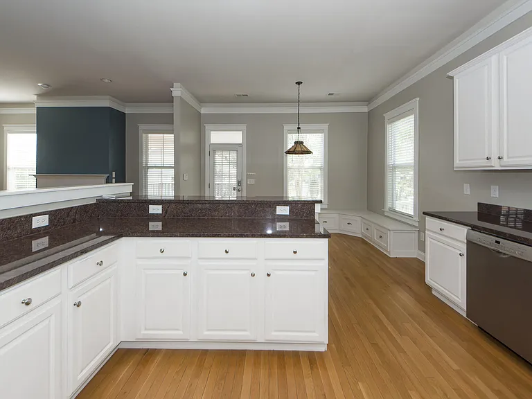 302 White Gables Dr — Photo 8