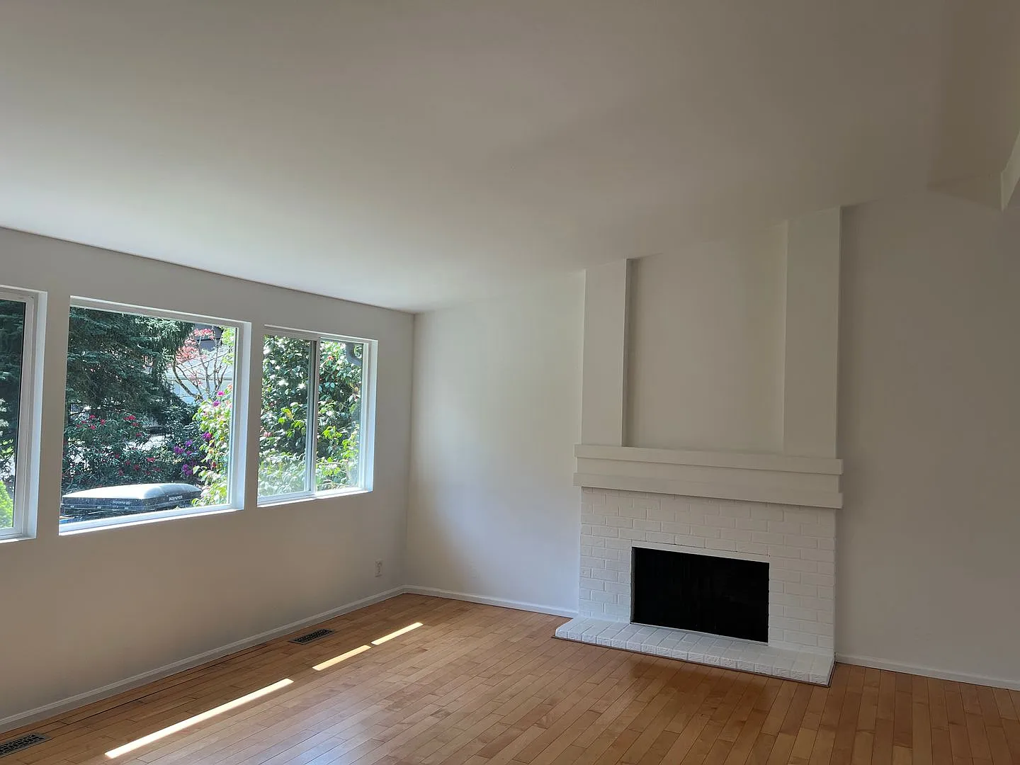 4bd/2.75ba Bellevue Home — Photo 3
