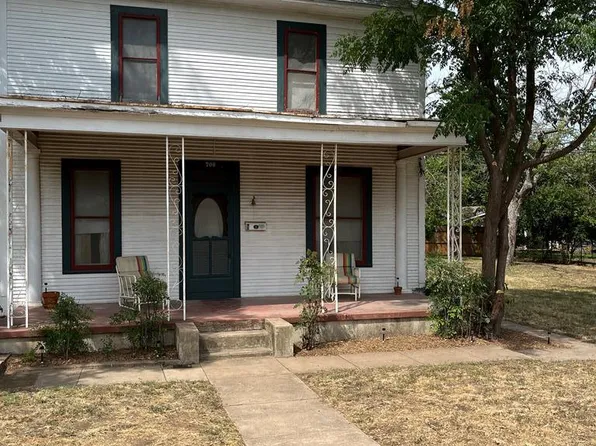 706 W Schubert St, Fredericksburg, TX 78624