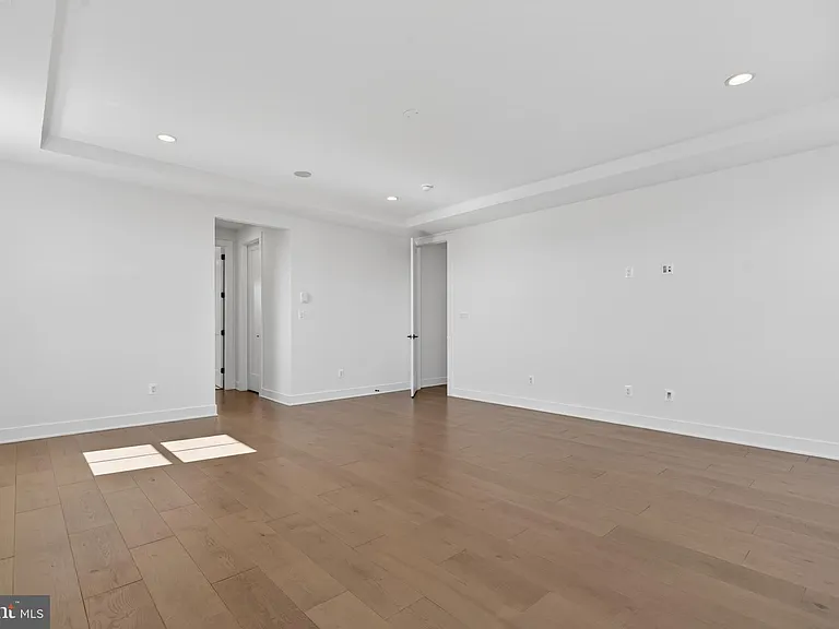861 N Manchester St — Photo 33