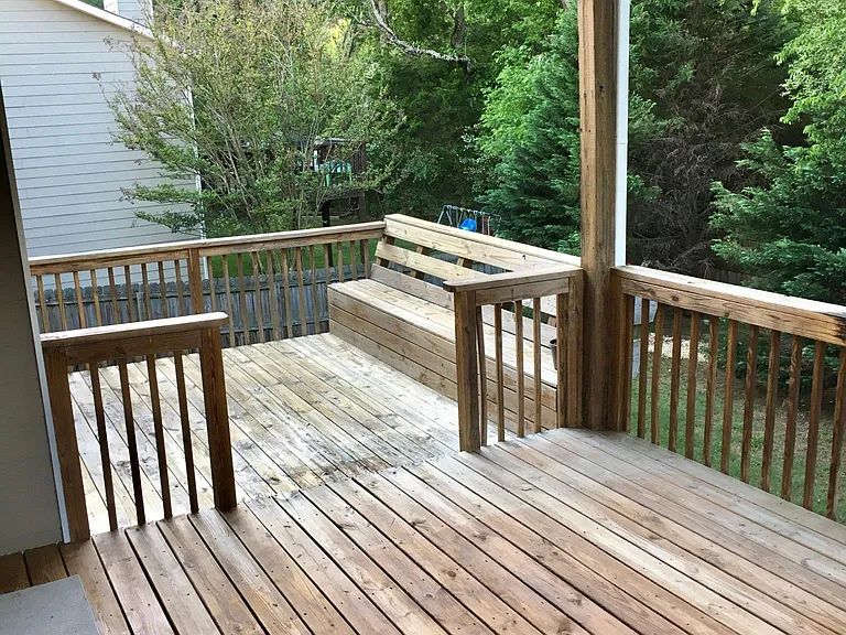 Double deck in backyard
