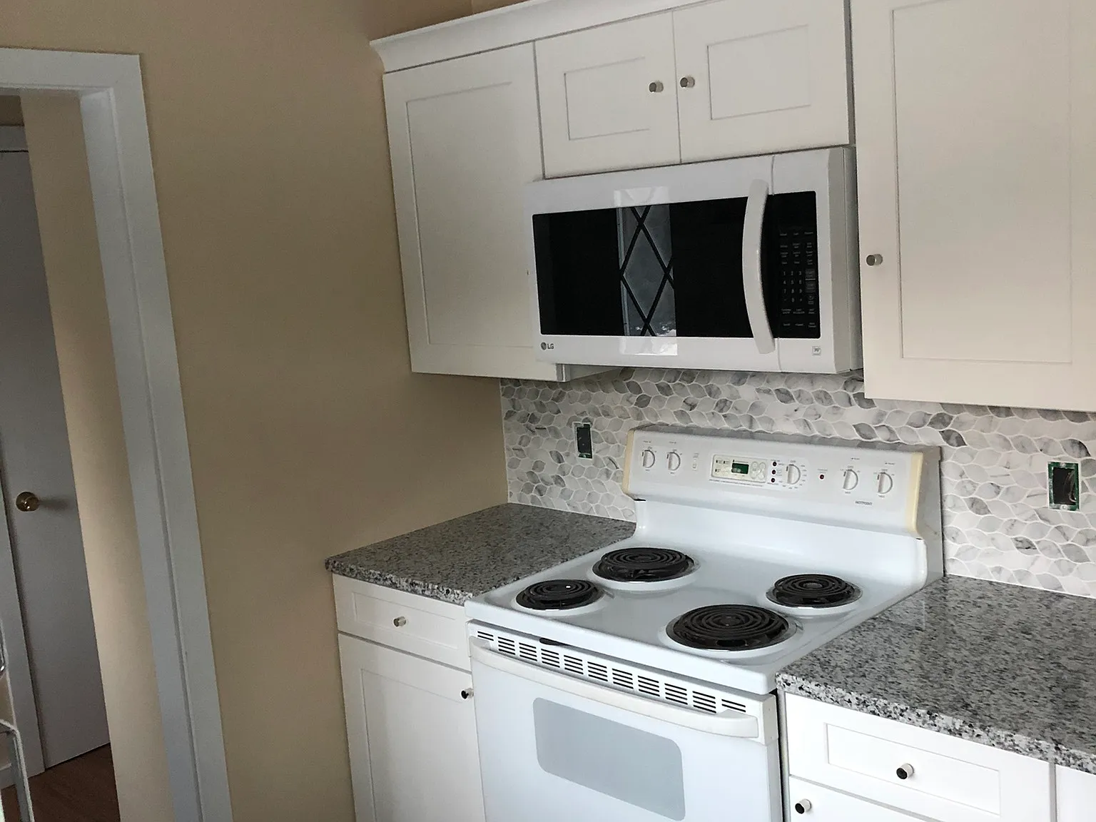 2 bed, 1.0 bath, 1976 sqft, $2,000 — Photo 4