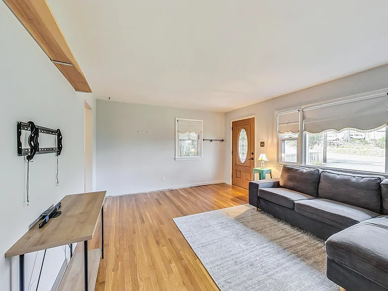 9511 48th Ave — Photo 4