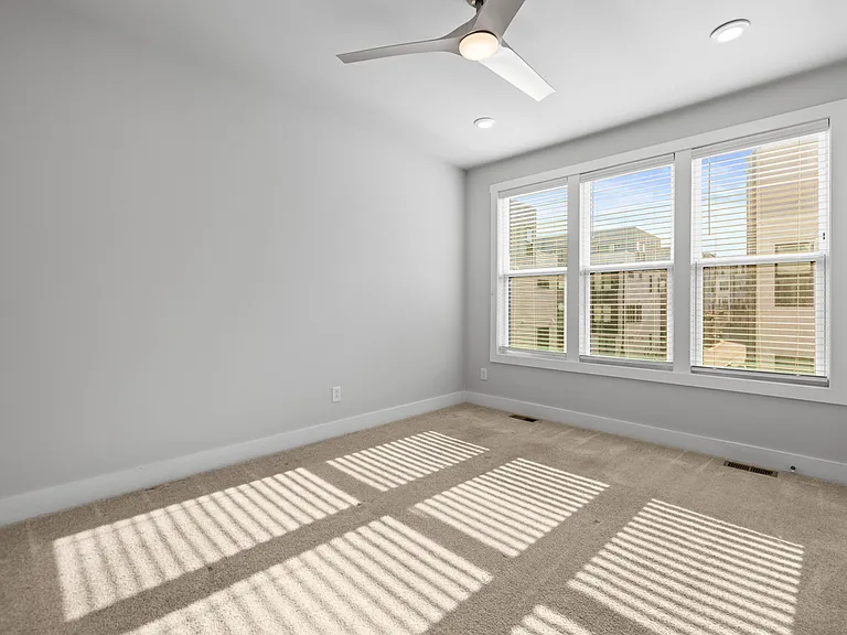 539 W Tremont Ave — Photo 22