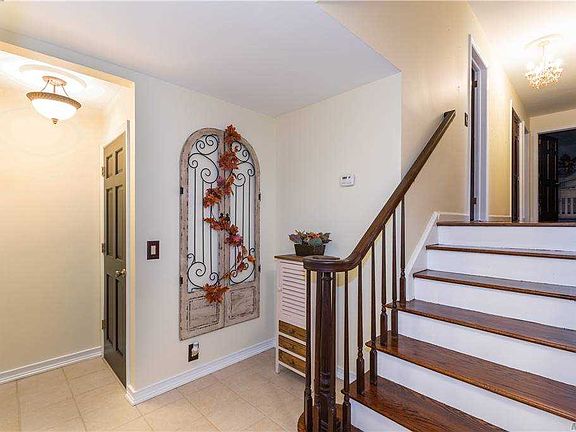 5th image of 11 Stuart Dr E