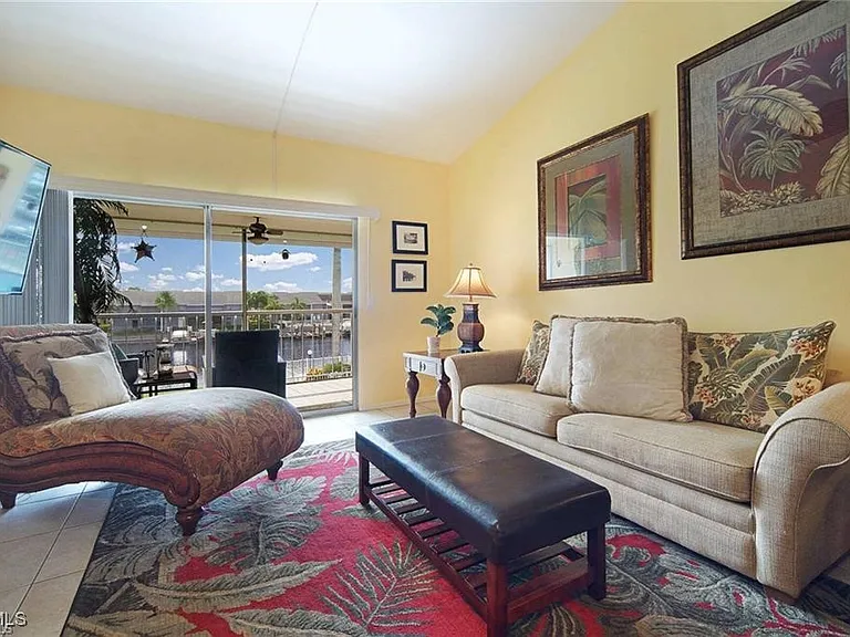 4613 SE 5th Ave #203 — Photo 4