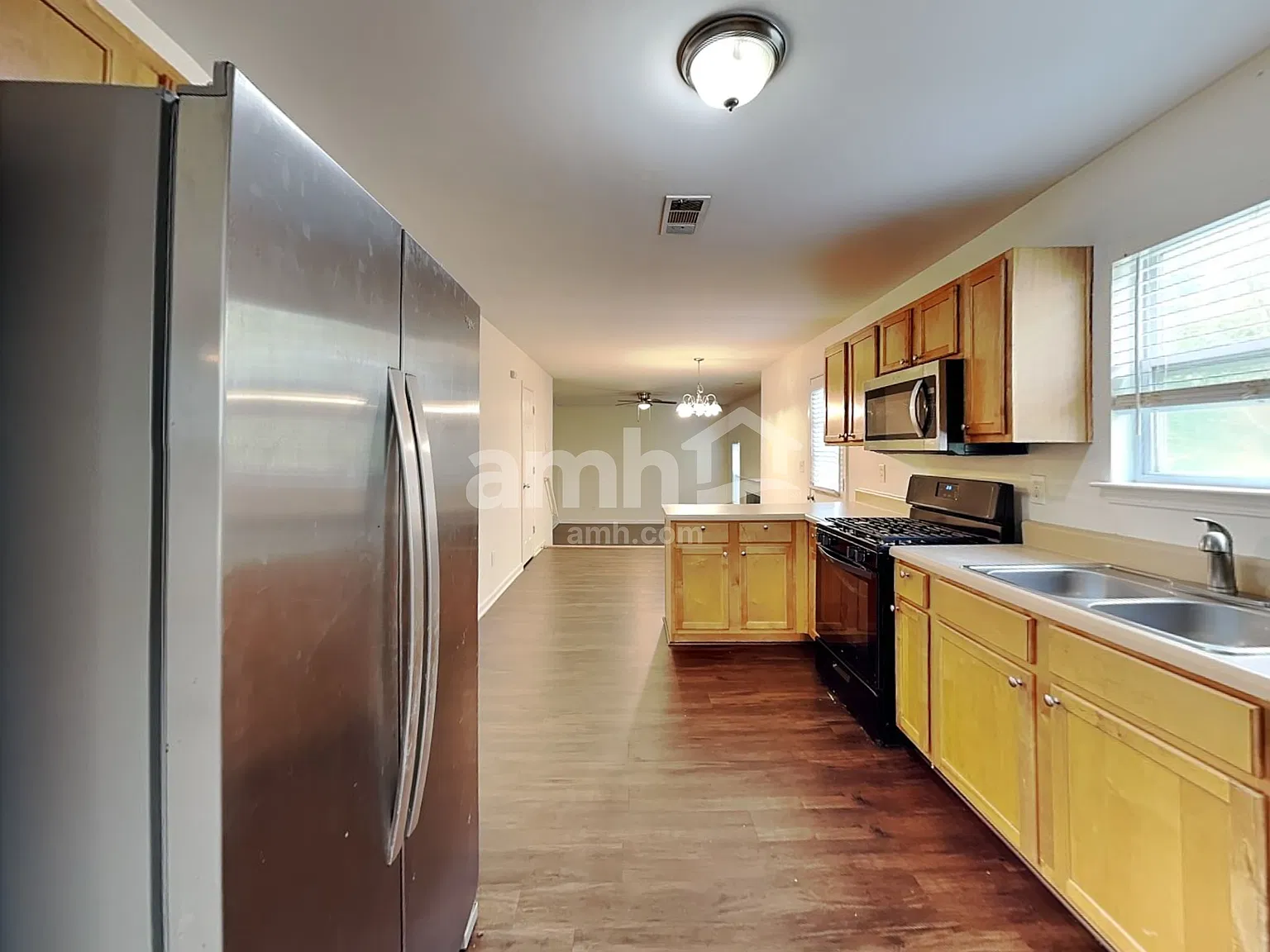 5 bed, 3.0 bath, 3033 sqft, $2,585 — Photo 3