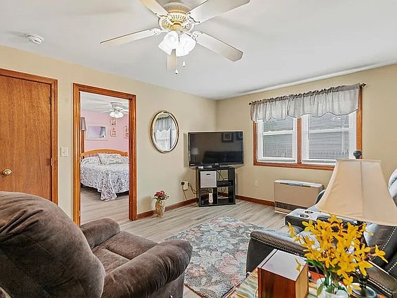 4th image of 221 Longfellow St #0