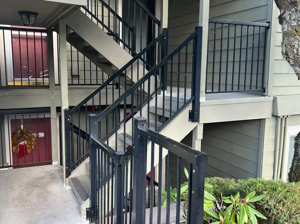 3233 NE 12th St APT 212, Renton, WA 98056