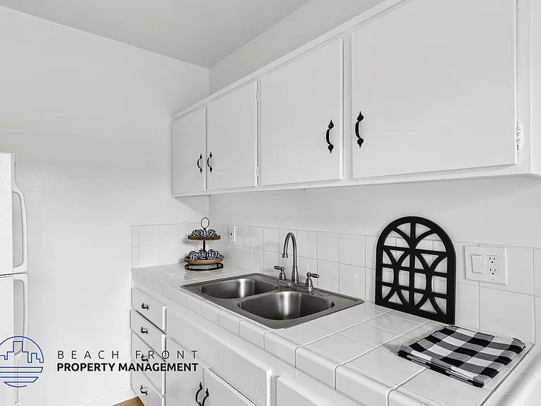 Portofino Apartments — Photo 11
