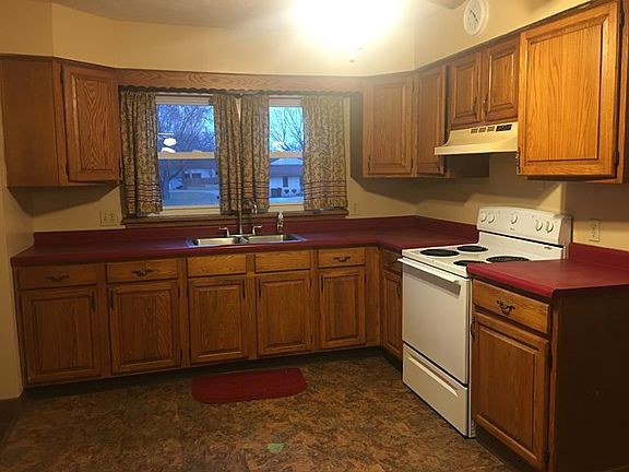 5th image of 822 W 10th St