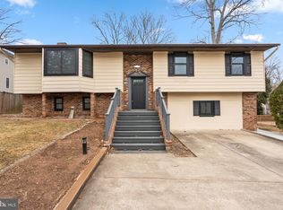 2146 Woodford Rd, Vienna, VA 22182