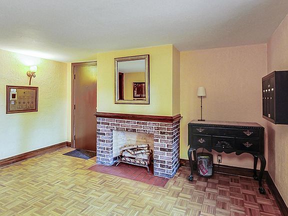 4th image of 1215 Mulford St #1W