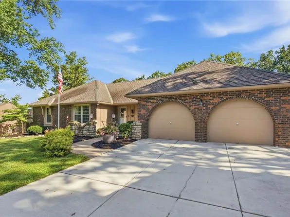 12338 Pinehurst Dr, Kansas City, KS 66109