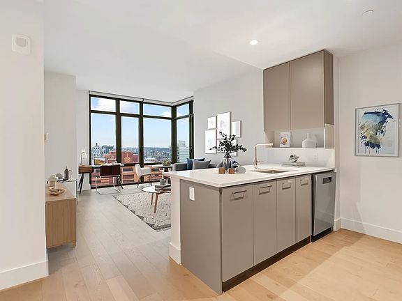 3rd image of 92-27 160th St #1600