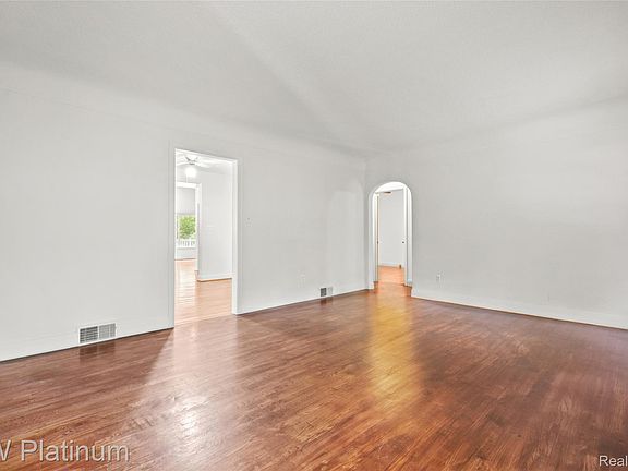 5th image of 44156 Elizabeth Rd