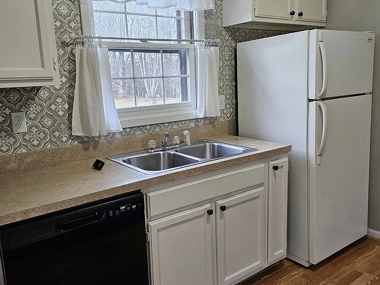 1242 Colonial Dr — Photo 5