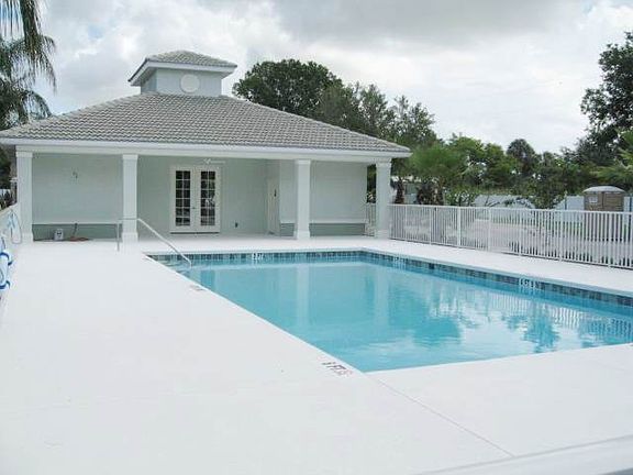 5th image of 1022 Gardens Edge Dr