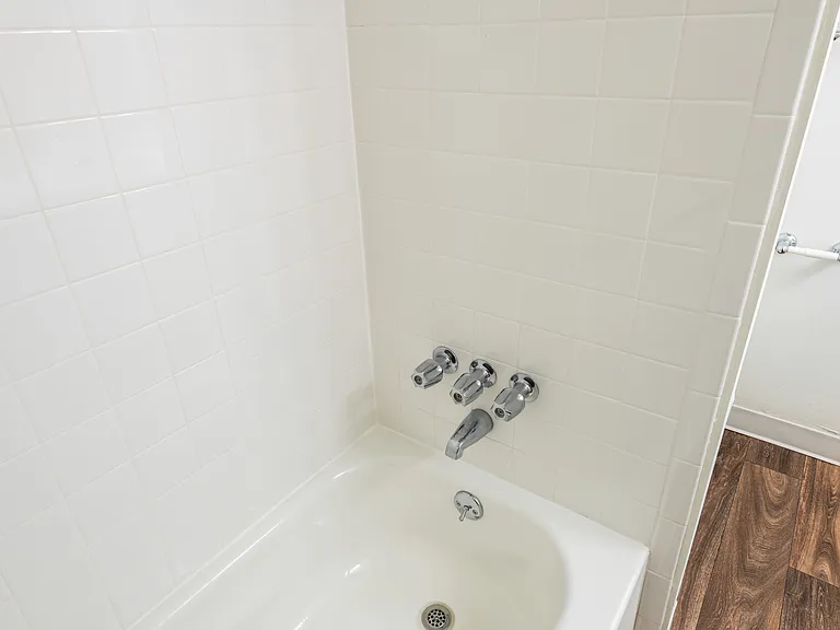 Riverside Village Apartments — Photo 31